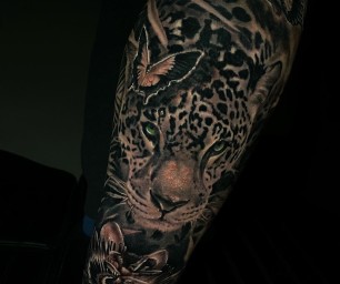 Tatouage réaliste noir et gris de la jungle