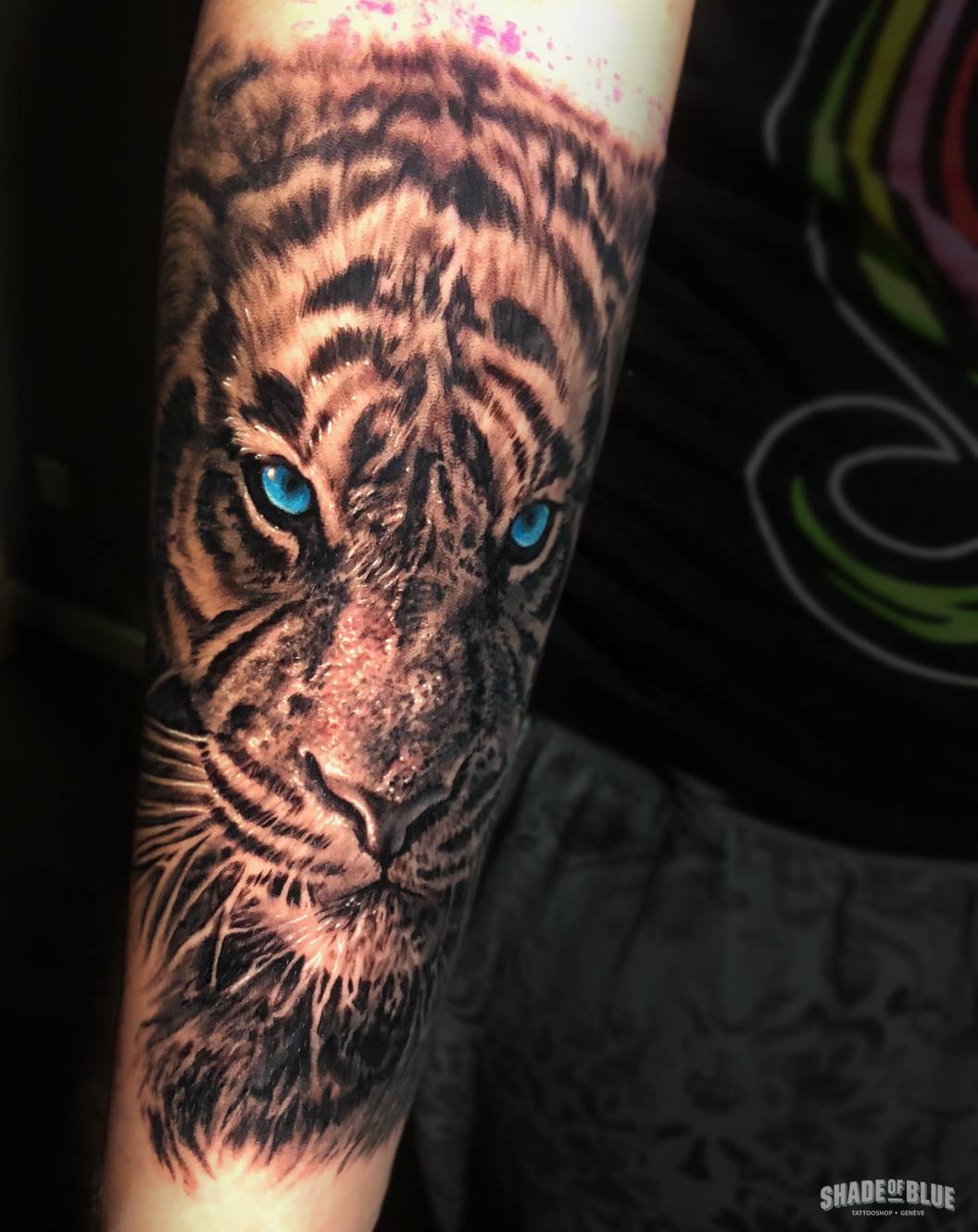 Tatouage realiste animaux tigre noir et gris couleurs