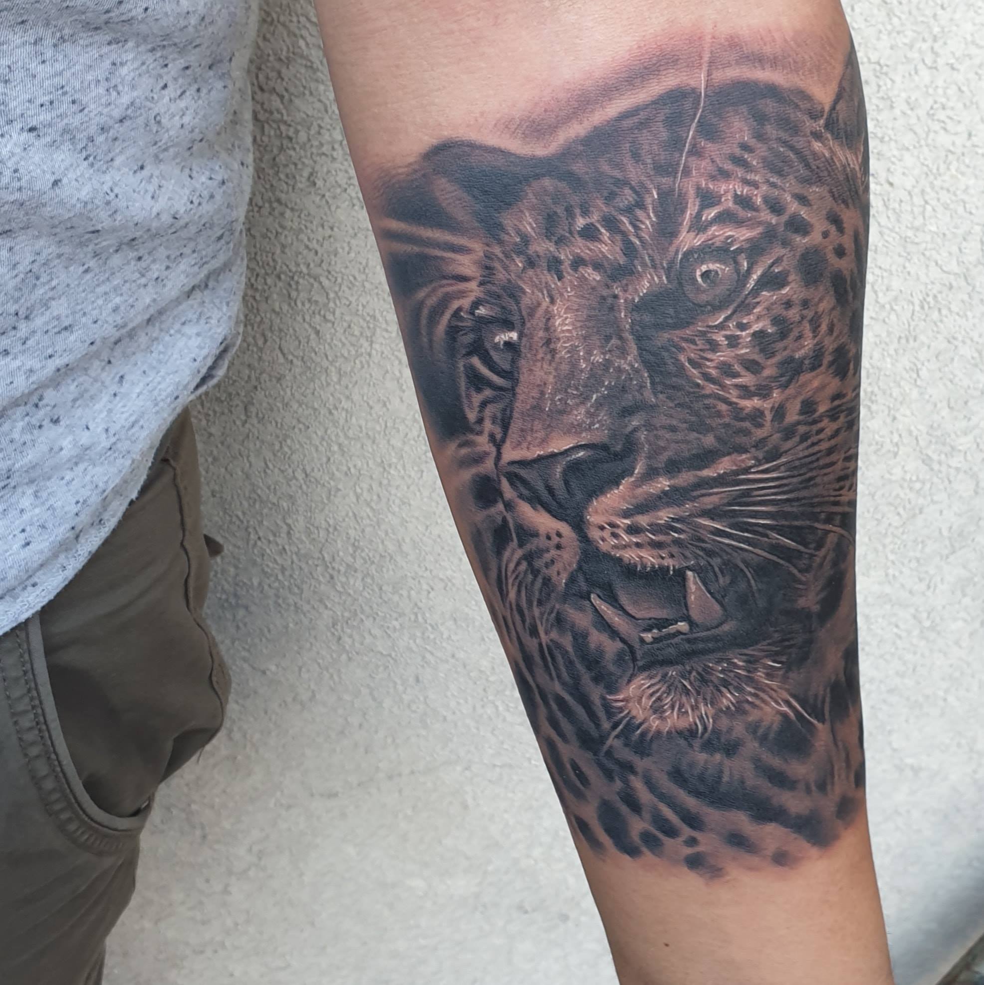 Tatouage realiste animaux guepard noir et gris