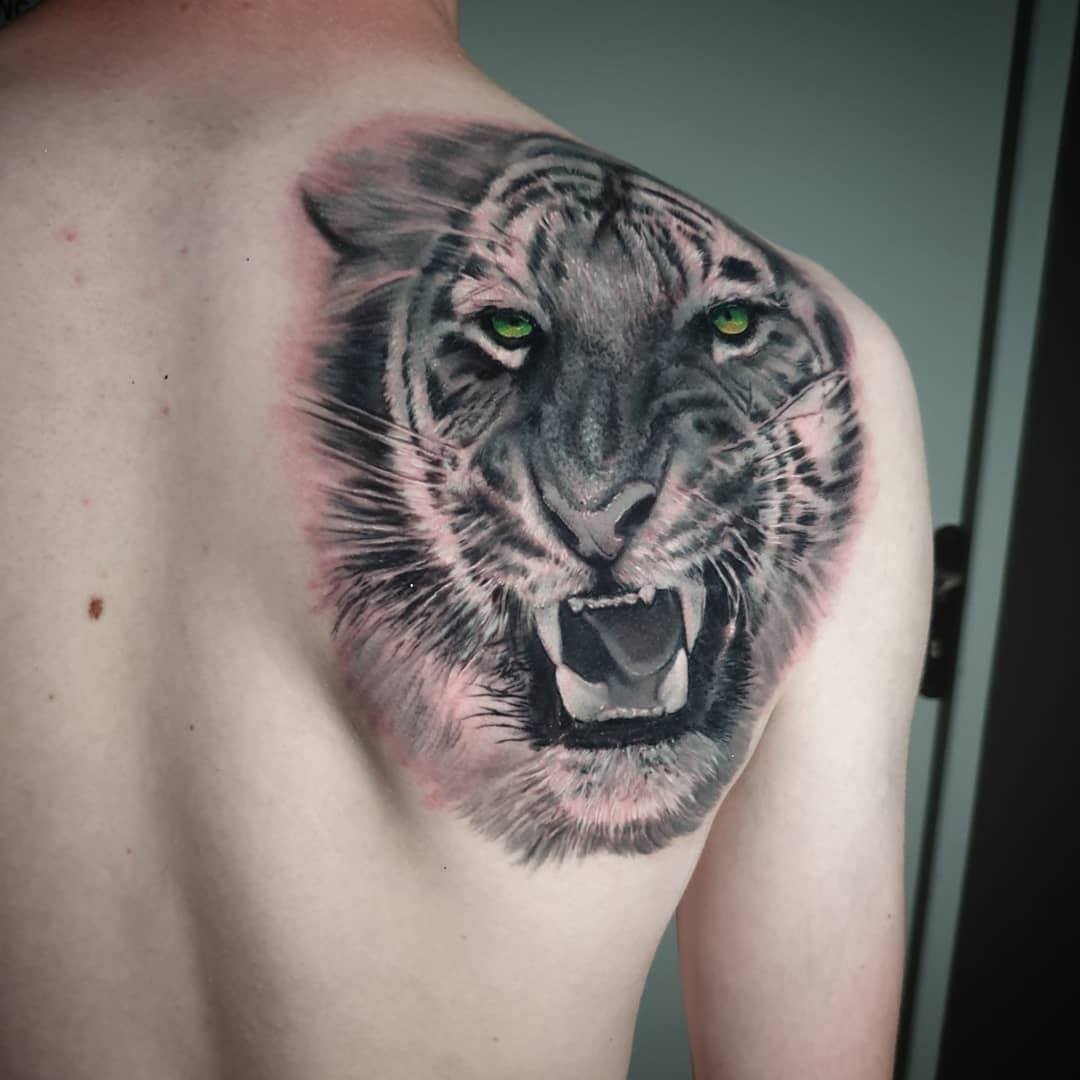 Tatouage realiste animaux tigre noir et gris