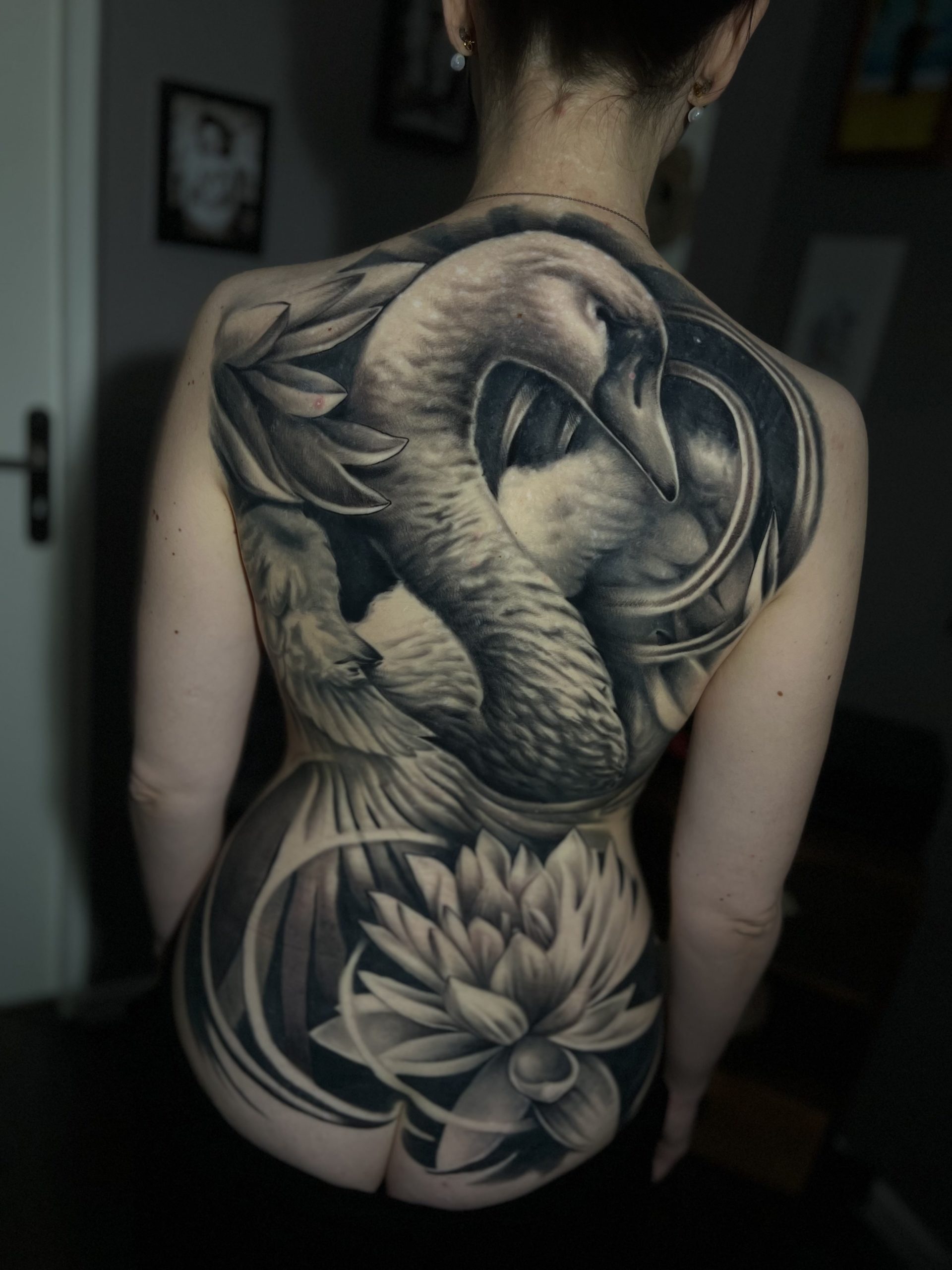 Tatouage réaliste noir et gris d'un dos