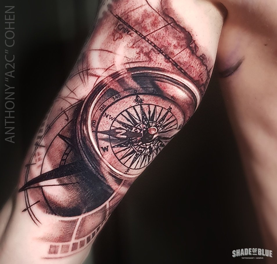 Tatouage realiste boussole voyage noir et gris