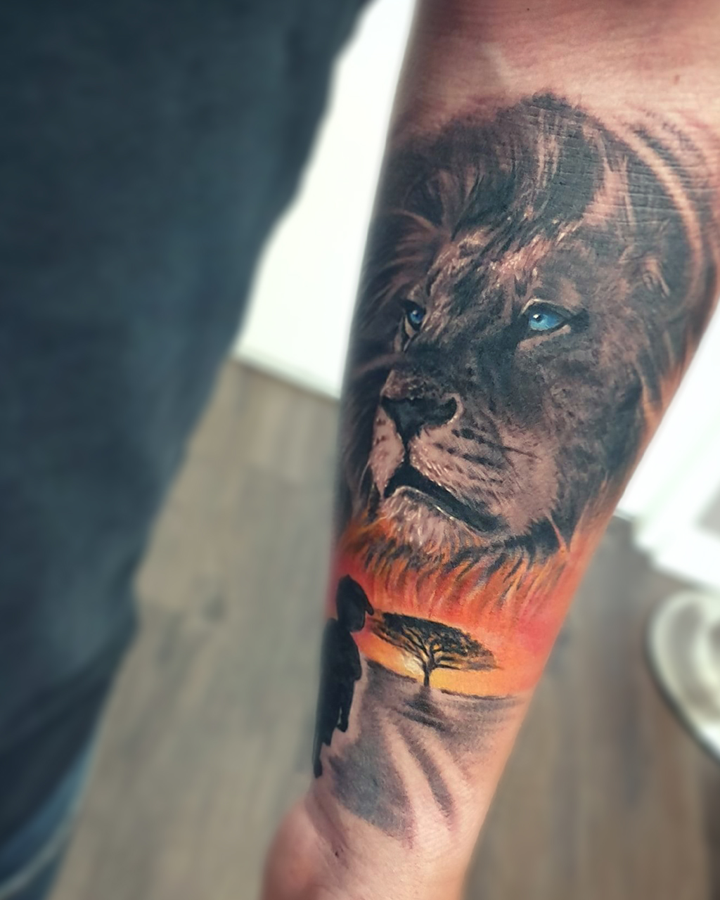 Tatouage realiste animal lion noir et gris couleurs