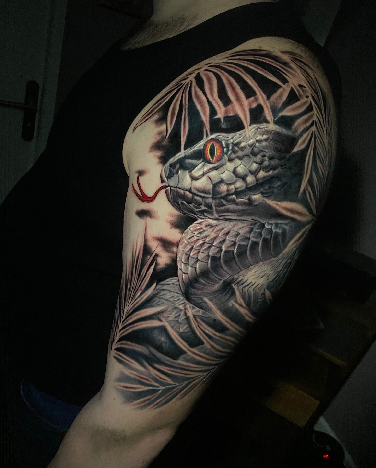 Tatouage réaliste noir et gris d'un serpent