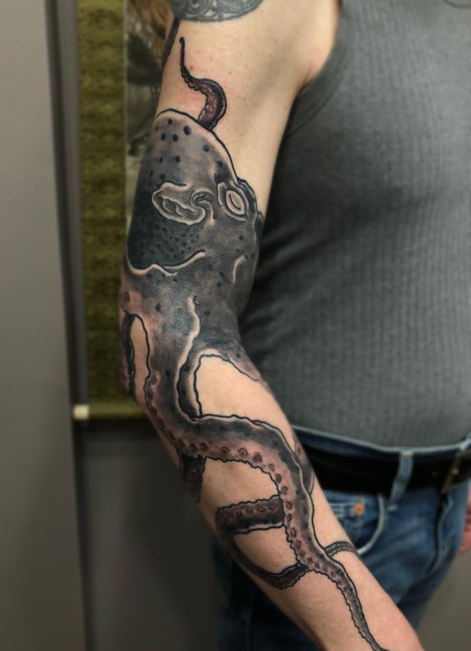 Tatouage pieuvre bras noir et gris