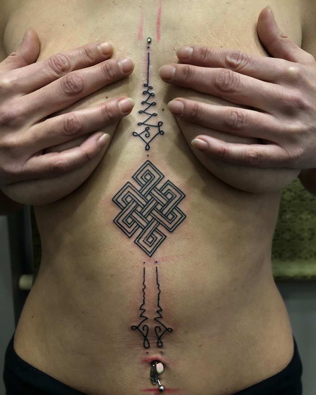 Tatouage Unalom thorax ventre